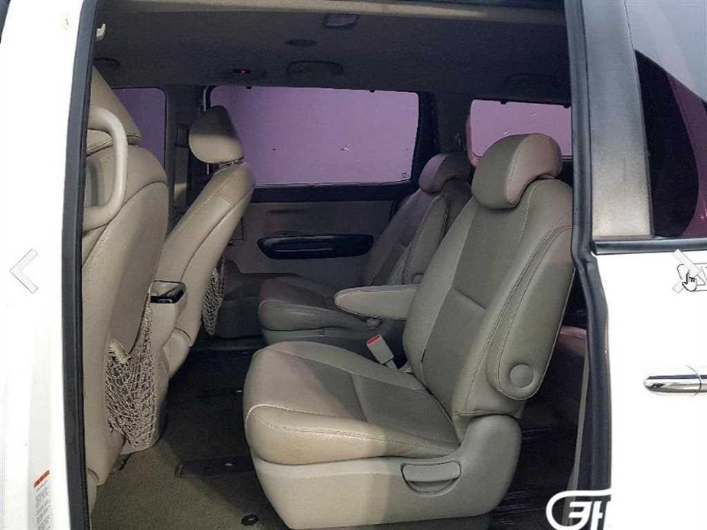 KIA Carnival - Vista 9