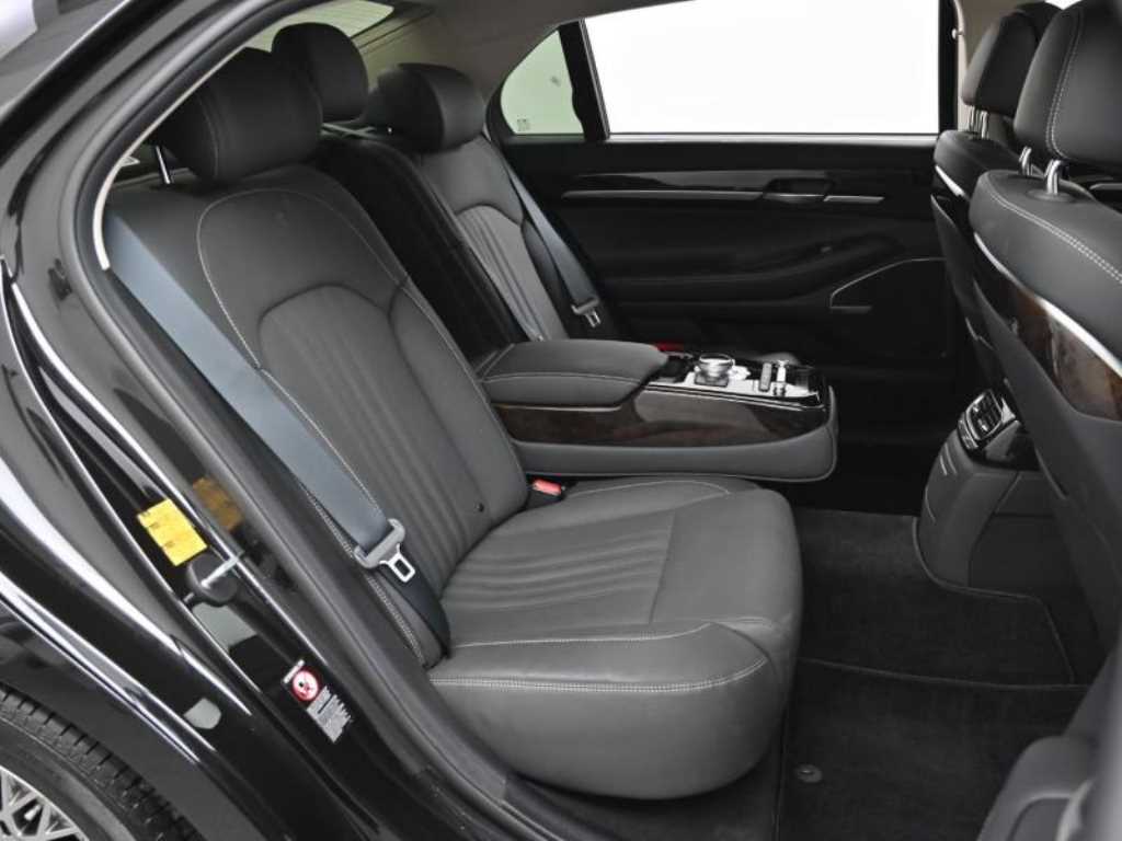 Genesis G90 - Vista 12