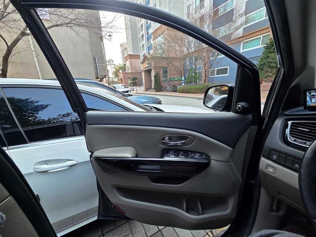 KIA Carnival - Vista 8