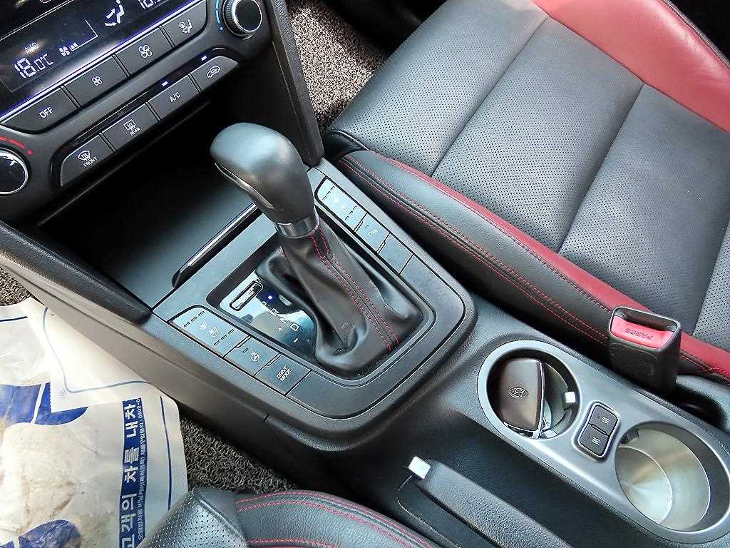 HYUNDAI Avante - Vista 10