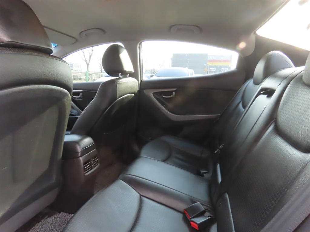 HYUNDAI Avante - Vista 6