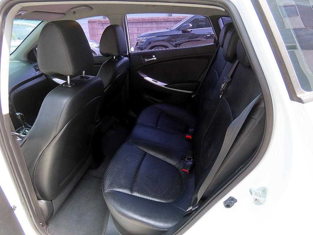 HYUNDAI Accent - Vista 6