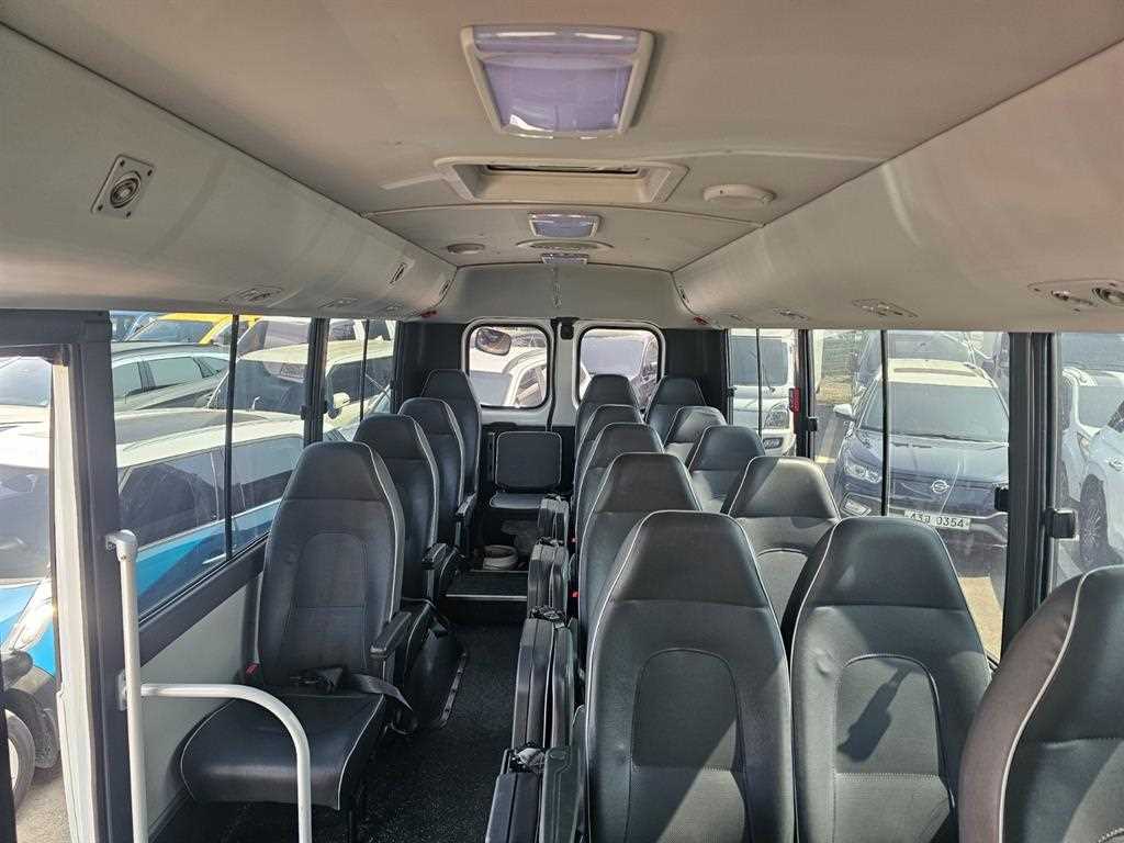 medium and large bus Hyundai bus - Vista 12