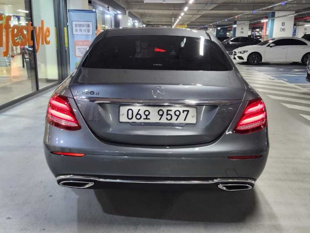 Mercedes Benz E class - Vista 5