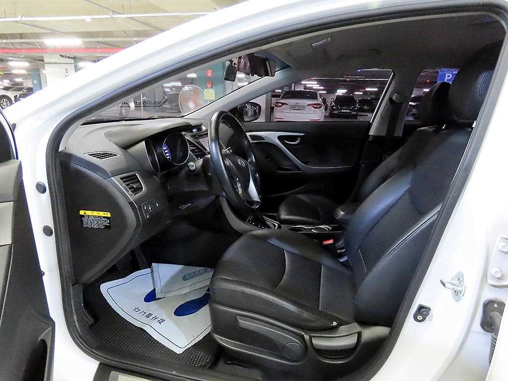 HYUNDAI Avante - Vista 6