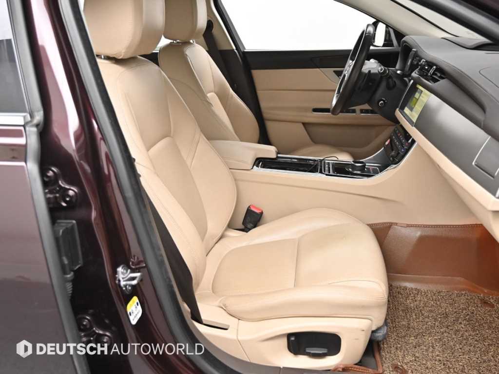 Jaguar XF - Vista 10