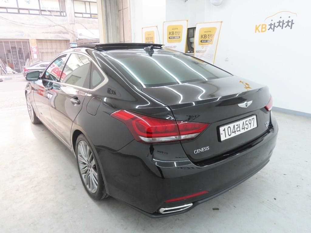 HYUNDAI Genesis - Vista 4