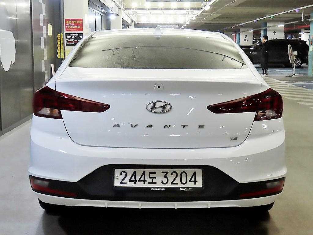 HYUNDAI Avante - Vista 5