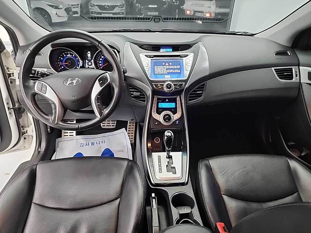 HYUNDAI Avante - Vista 7