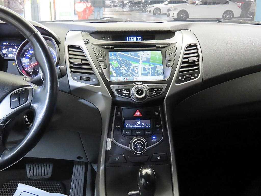 HYUNDAI Avante - Vista 11