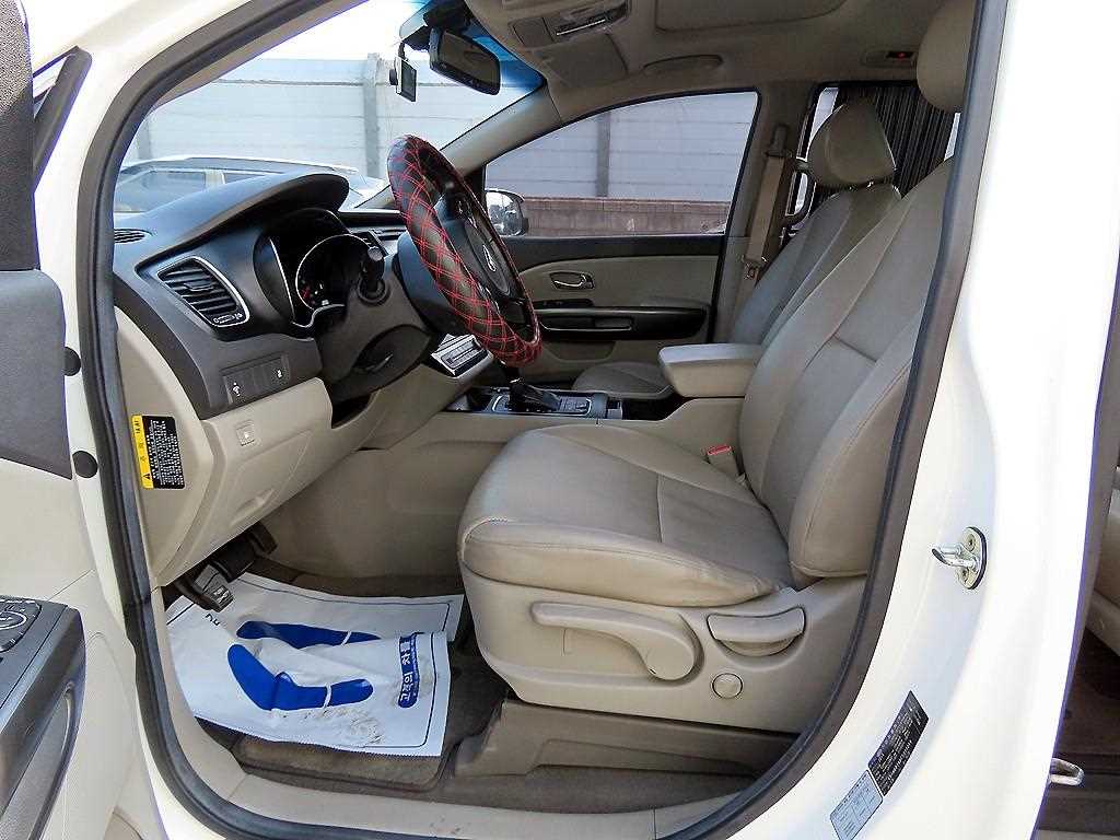 KIA Carnival - Vista 5