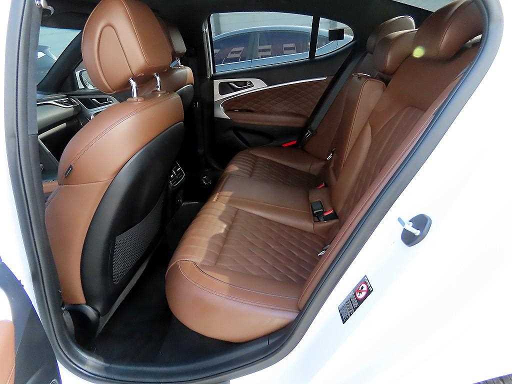 Genesis G70 - Vista 6