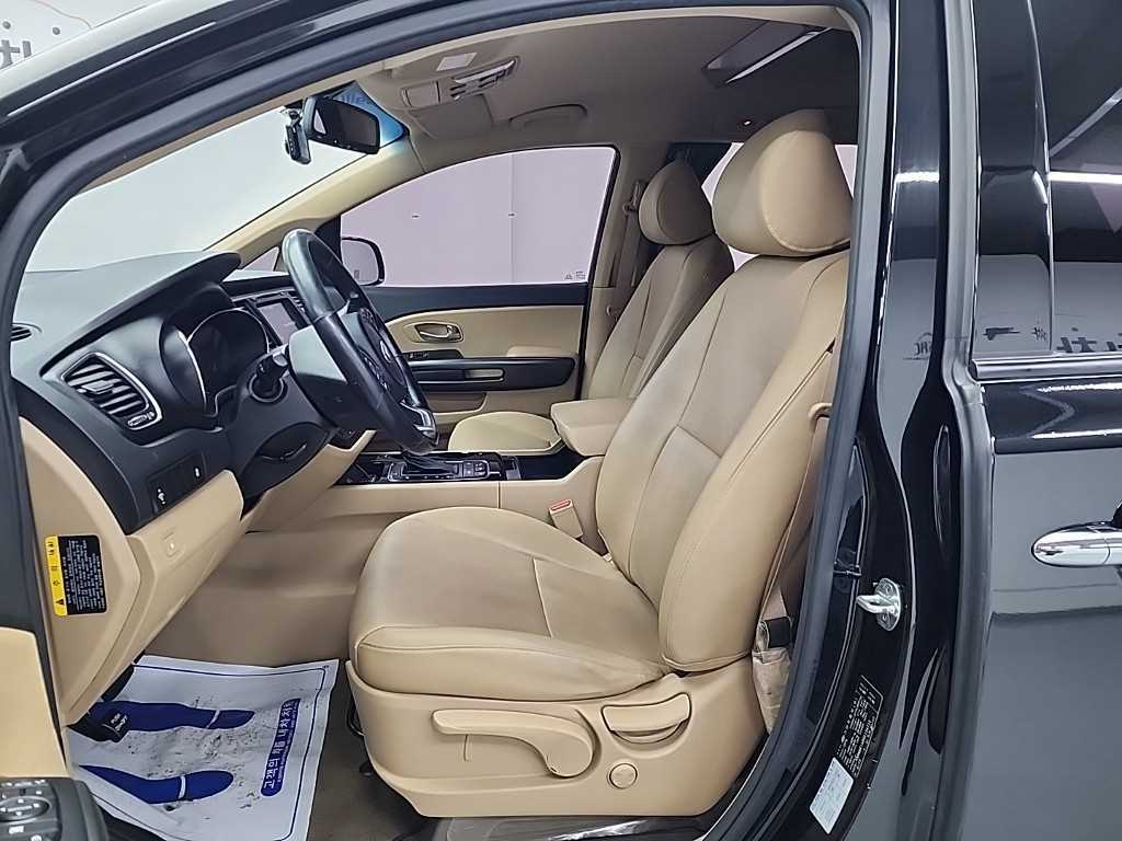 KIA Carnival - Vista 11
