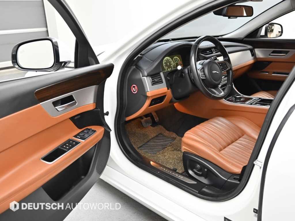 Jaguar XF - Vista 11