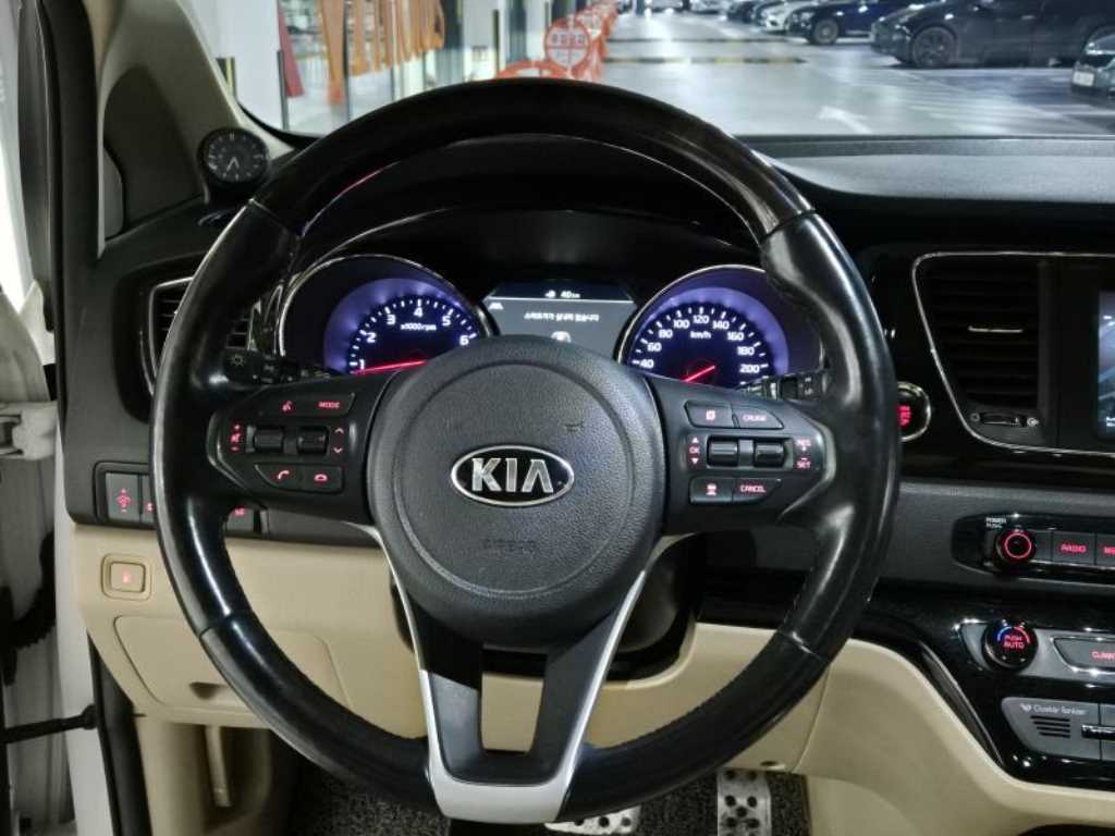 KIA Carnival - Vista 10