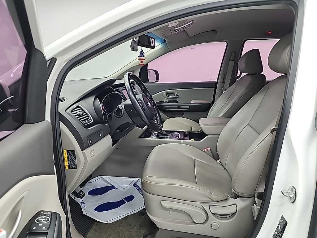 KIA Carnival - Vista 11