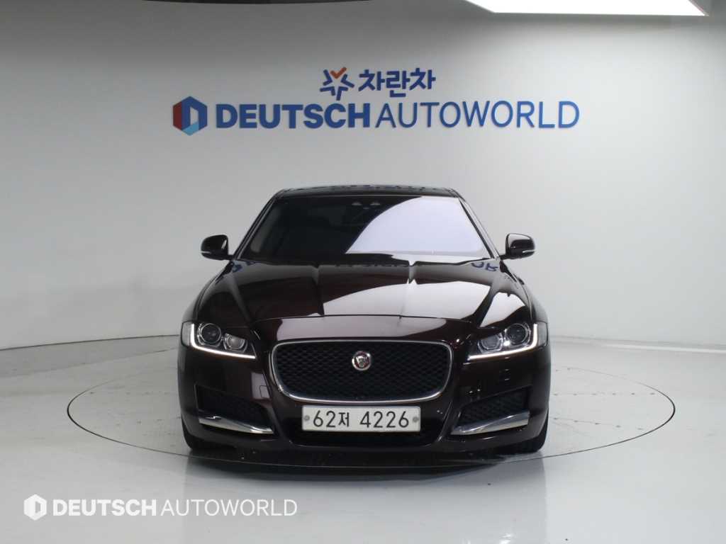 Jaguar XF - Vista 3