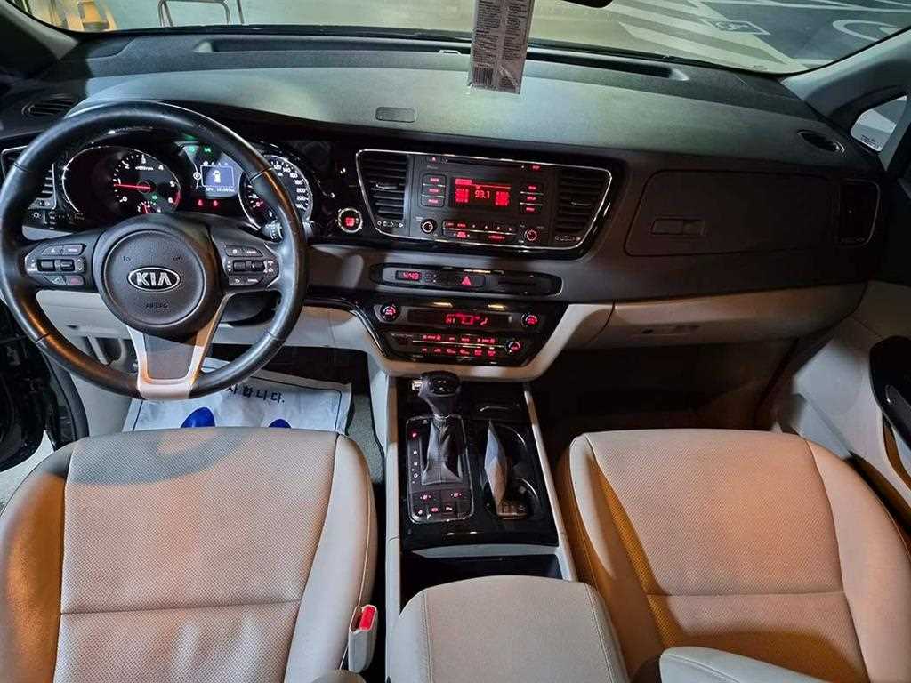 KIA Carnival - Vista 11