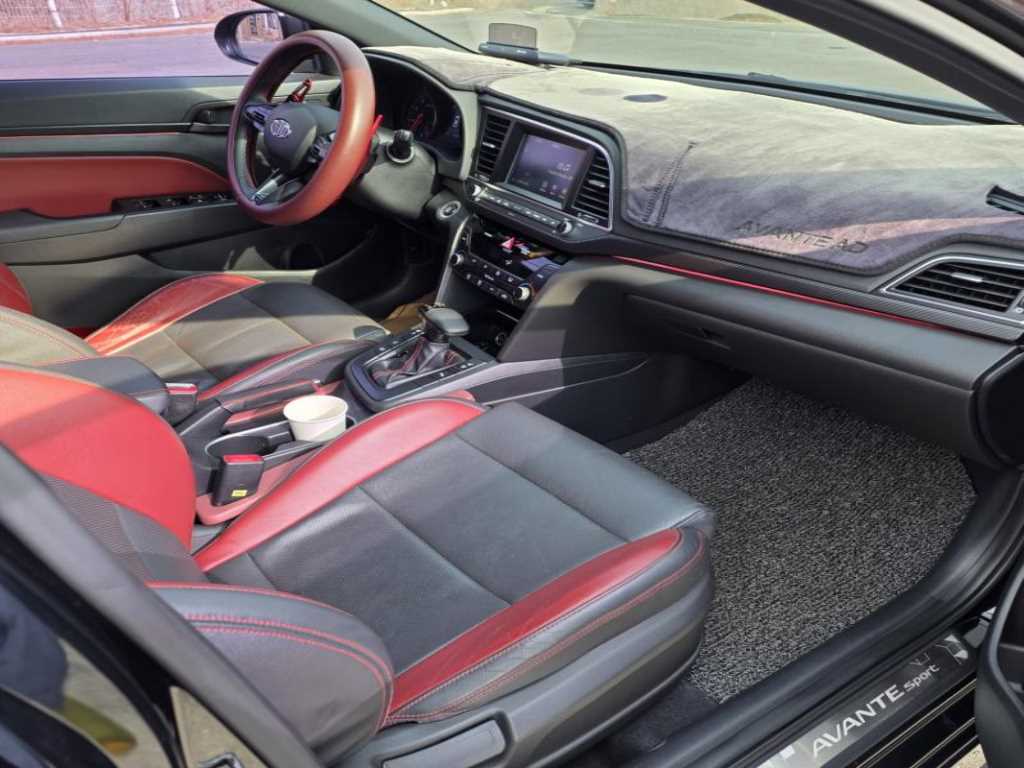 HYUNDAI Avante - Vista 10