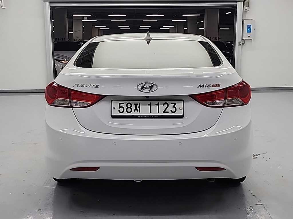 HYUNDAI Avante - Vista 3