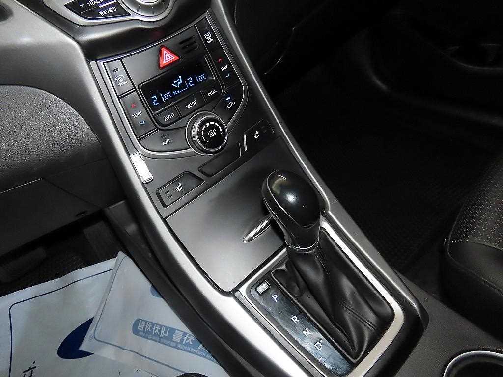 HYUNDAI Avante - Vista 12