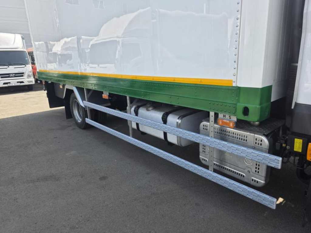 medium and large cargo truck - Vista 7