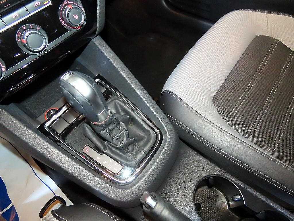 Volkswagen Jetta - Vista 12