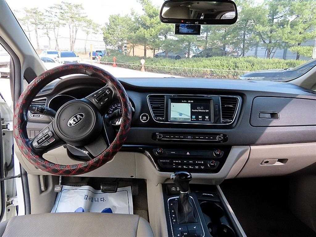 KIA Carnival - Vista 8
