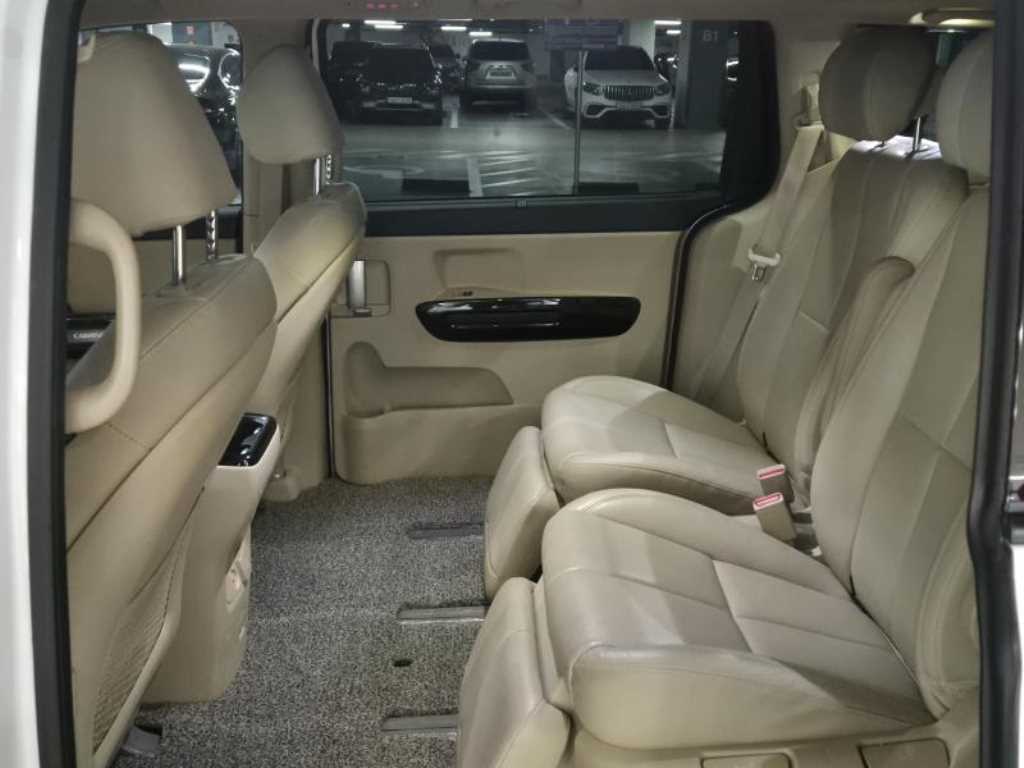 KIA Carnival - Vista 11