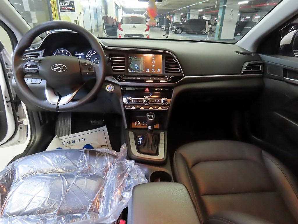 HYUNDAI Avante - Vista 10