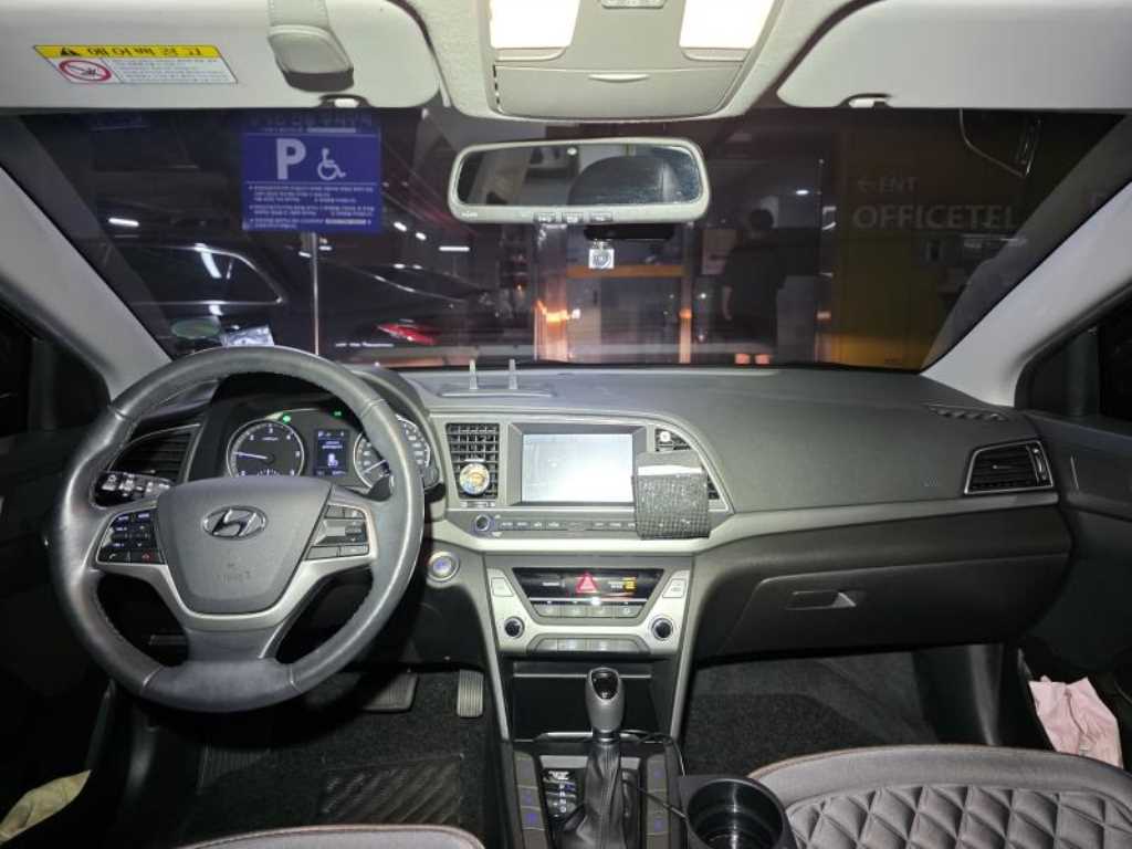 HYUNDAI Avante - Vista 5