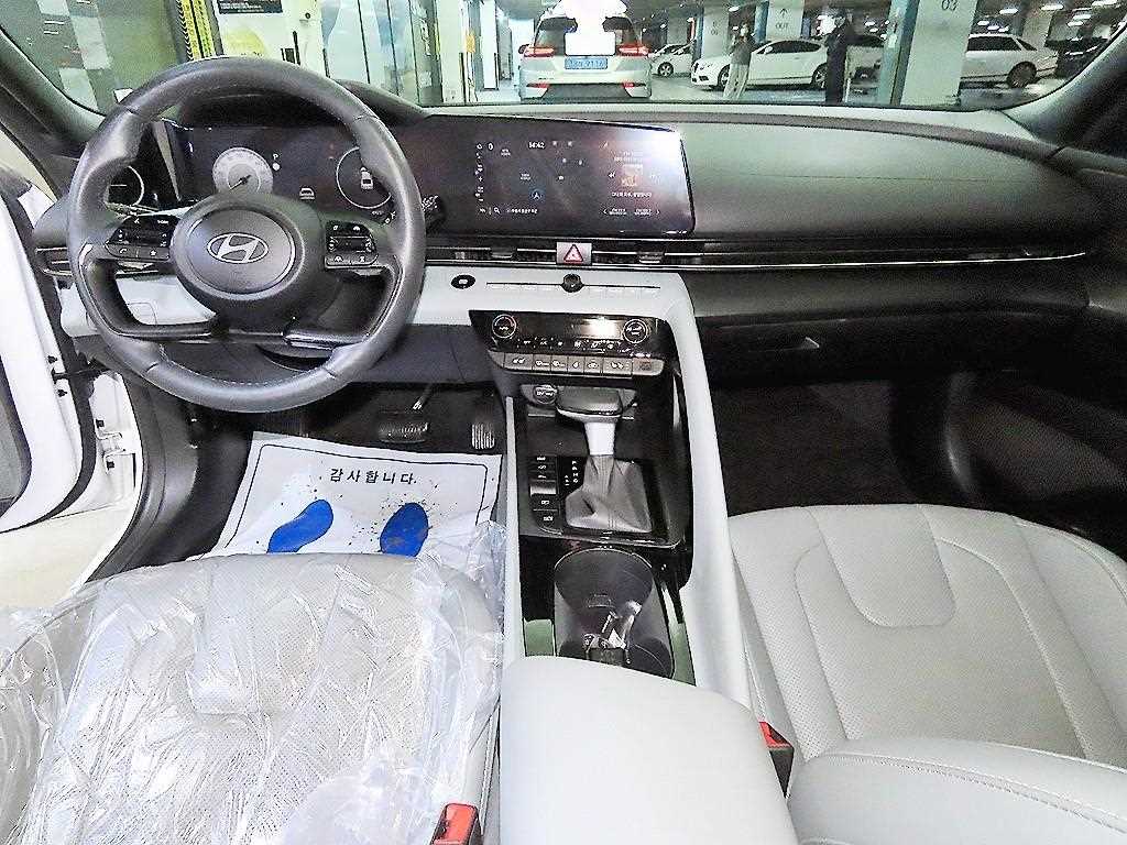 HYUNDAI Avante - Vista 10