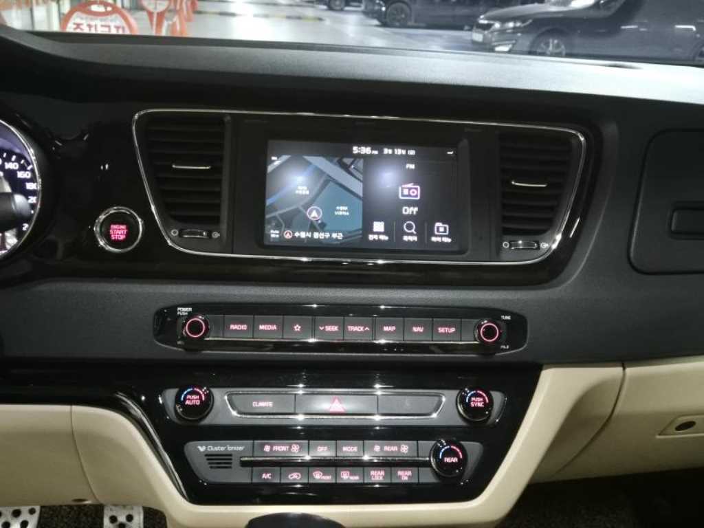 KIA Carnival - Vista 9