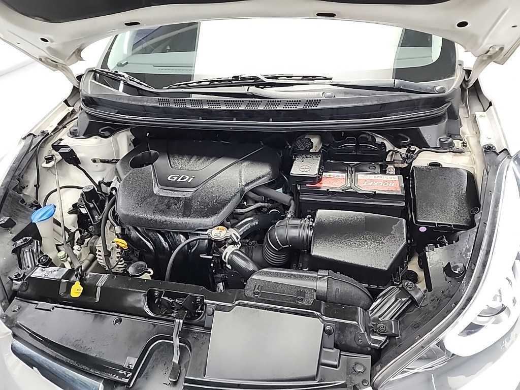 HYUNDAI Avante - Vista 5