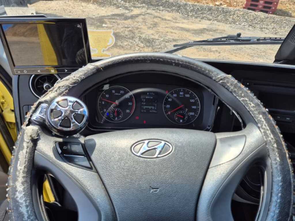 medium and large bus Hyundai bus - Vista 8