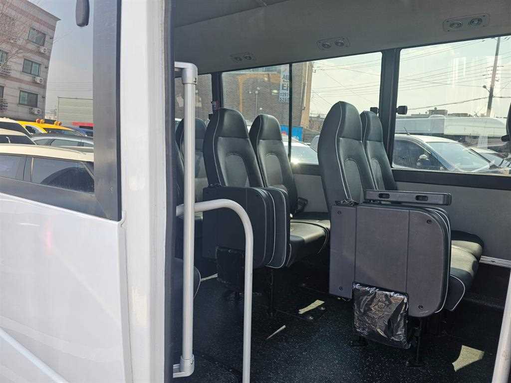 medium and large bus Hyundai bus - Vista 10