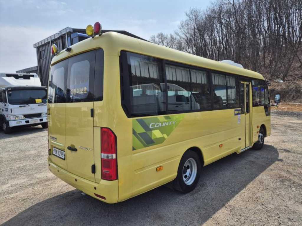 medium and large bus Hyundai bus - Vista 6