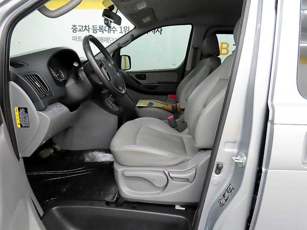 HYUNDAI Starex - Vista 5