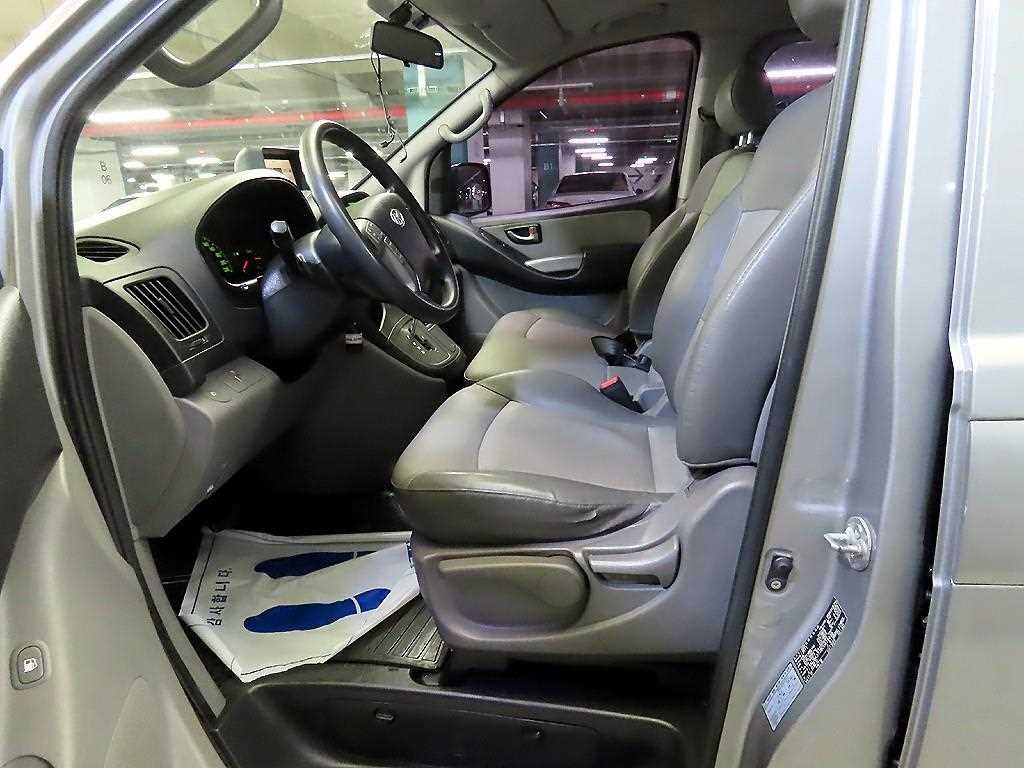 HYUNDAI Starex - Vista 6