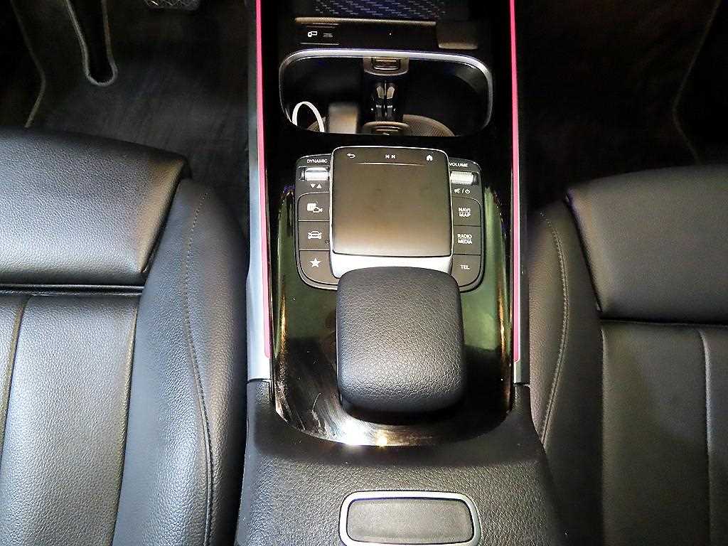 Mercedes Benz GLB Class - Vista 12