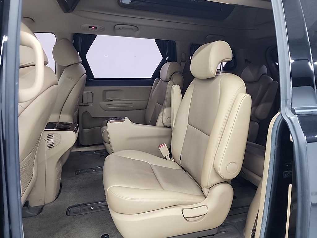 KIA Carnival - Vista 12