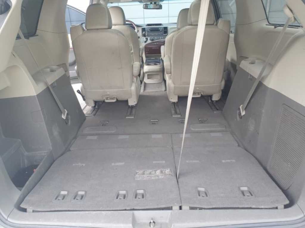 Toyota Siena - Vista 11