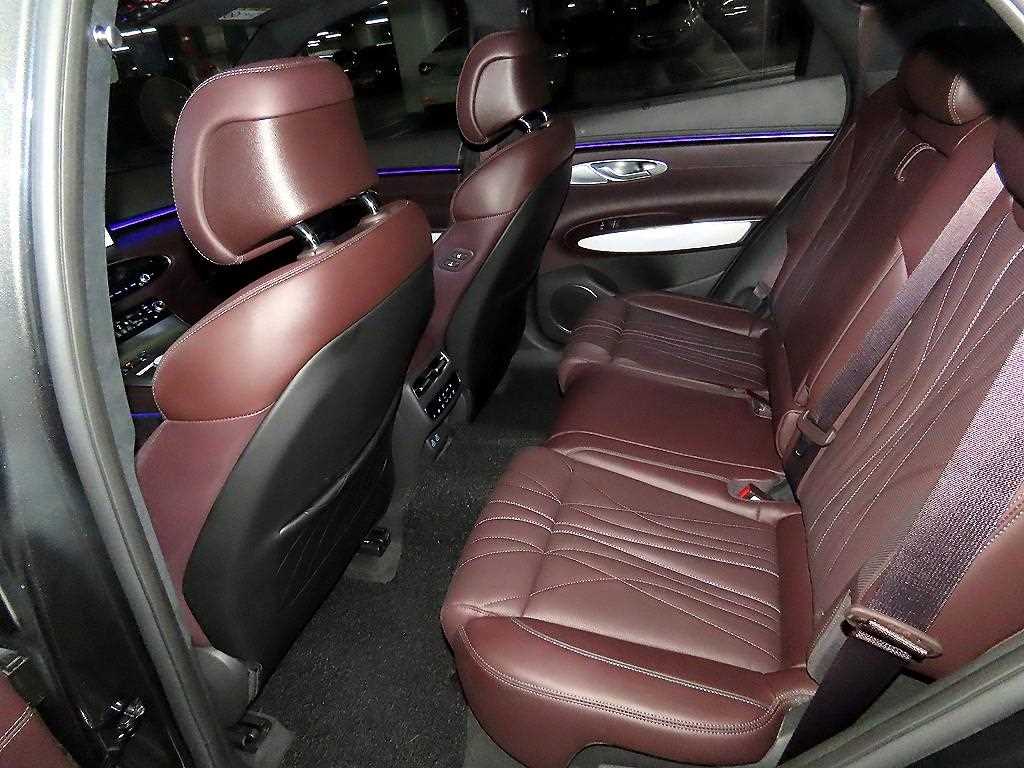 Genesis GV70 - Vista 7