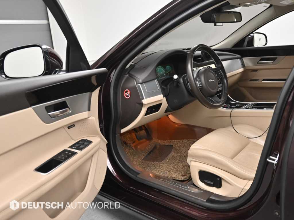 Jaguar XF - Vista 11