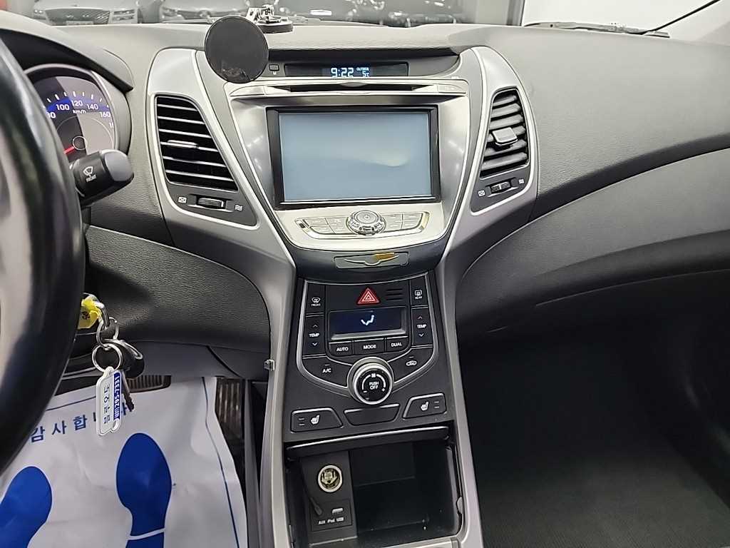 HYUNDAI Avante - Vista 10