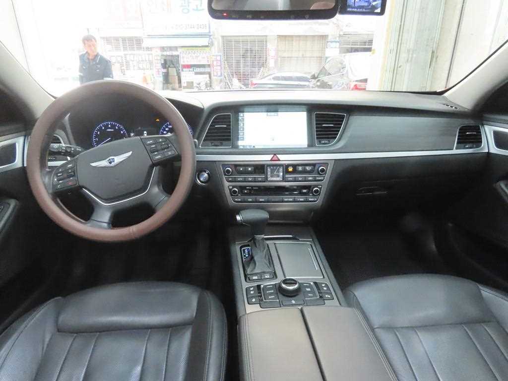 HYUNDAI Genesis - Vista 7