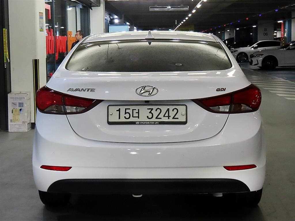 HYUNDAI Avante - Vista 5