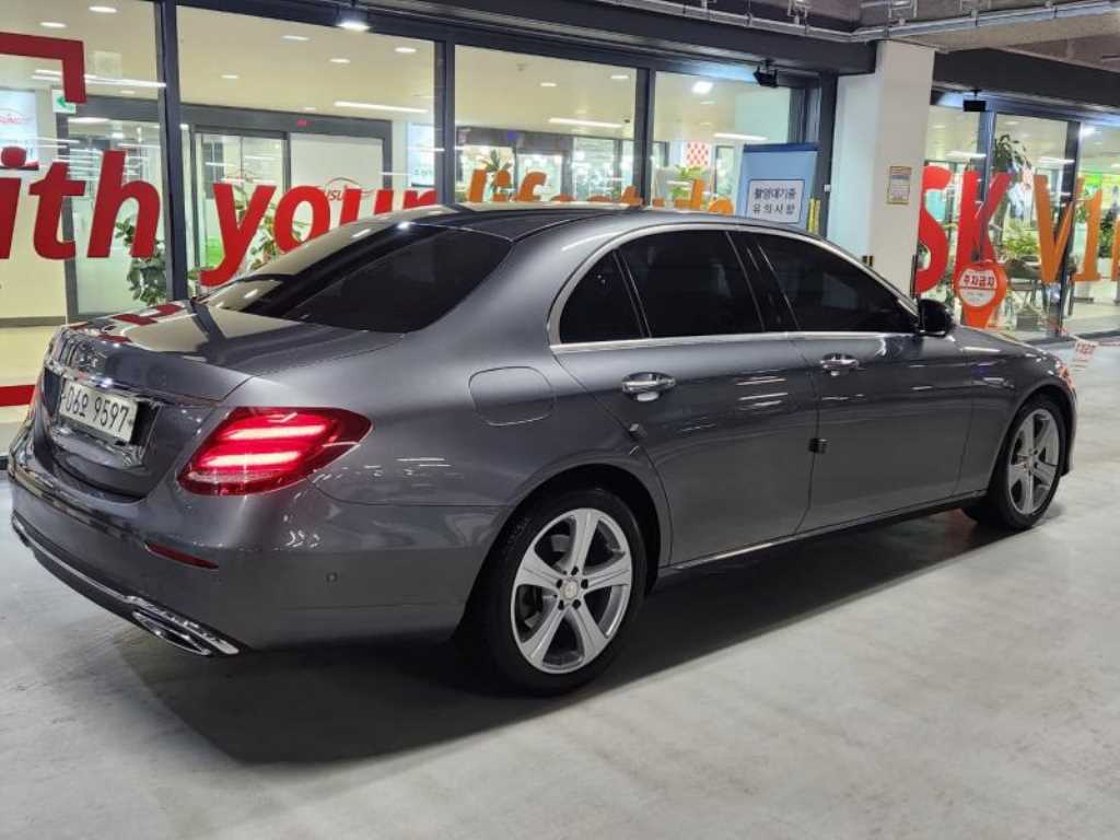 Mercedes Benz E class - Vista 4