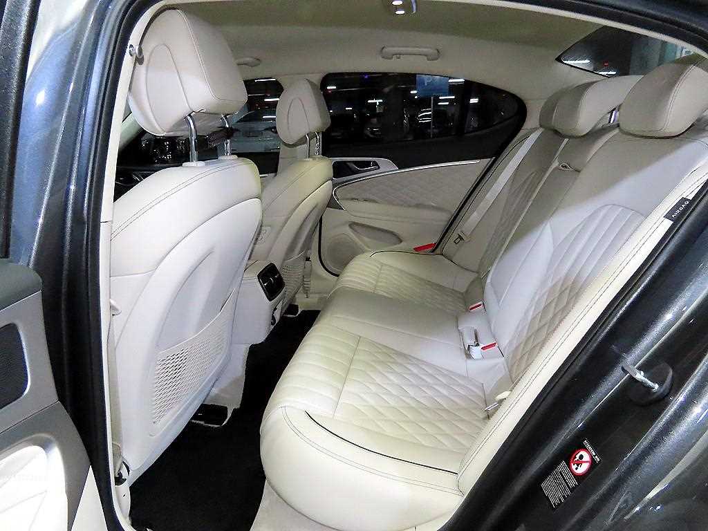 Genesis G70 - Vista 8