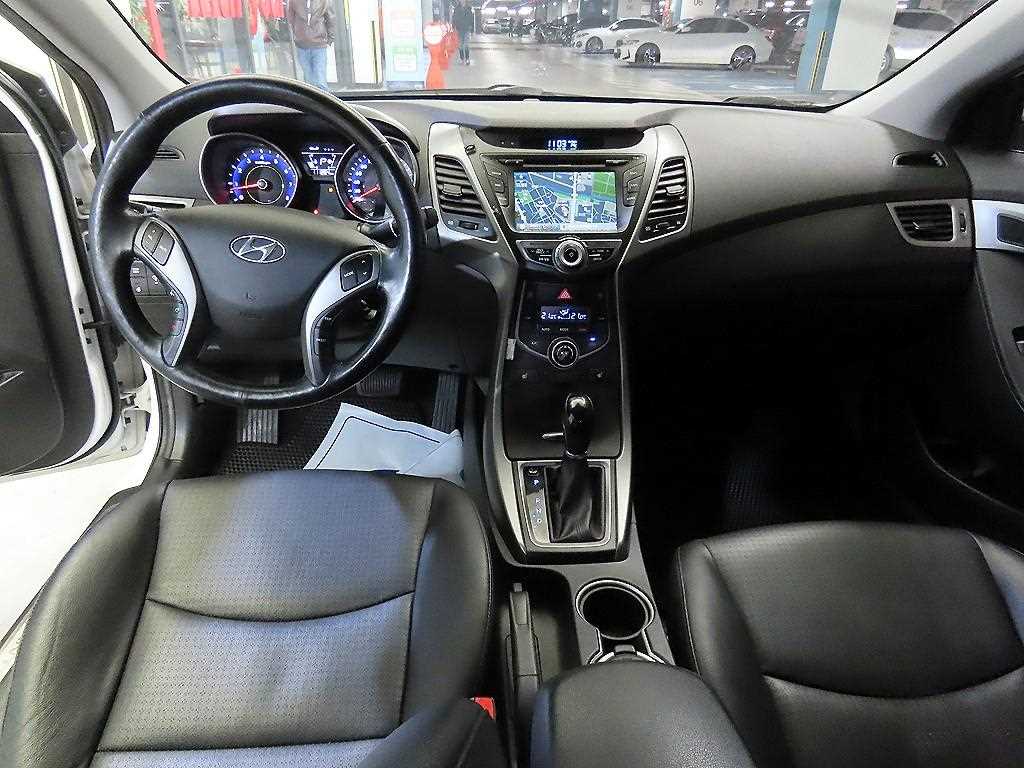 HYUNDAI Avante - Vista 10